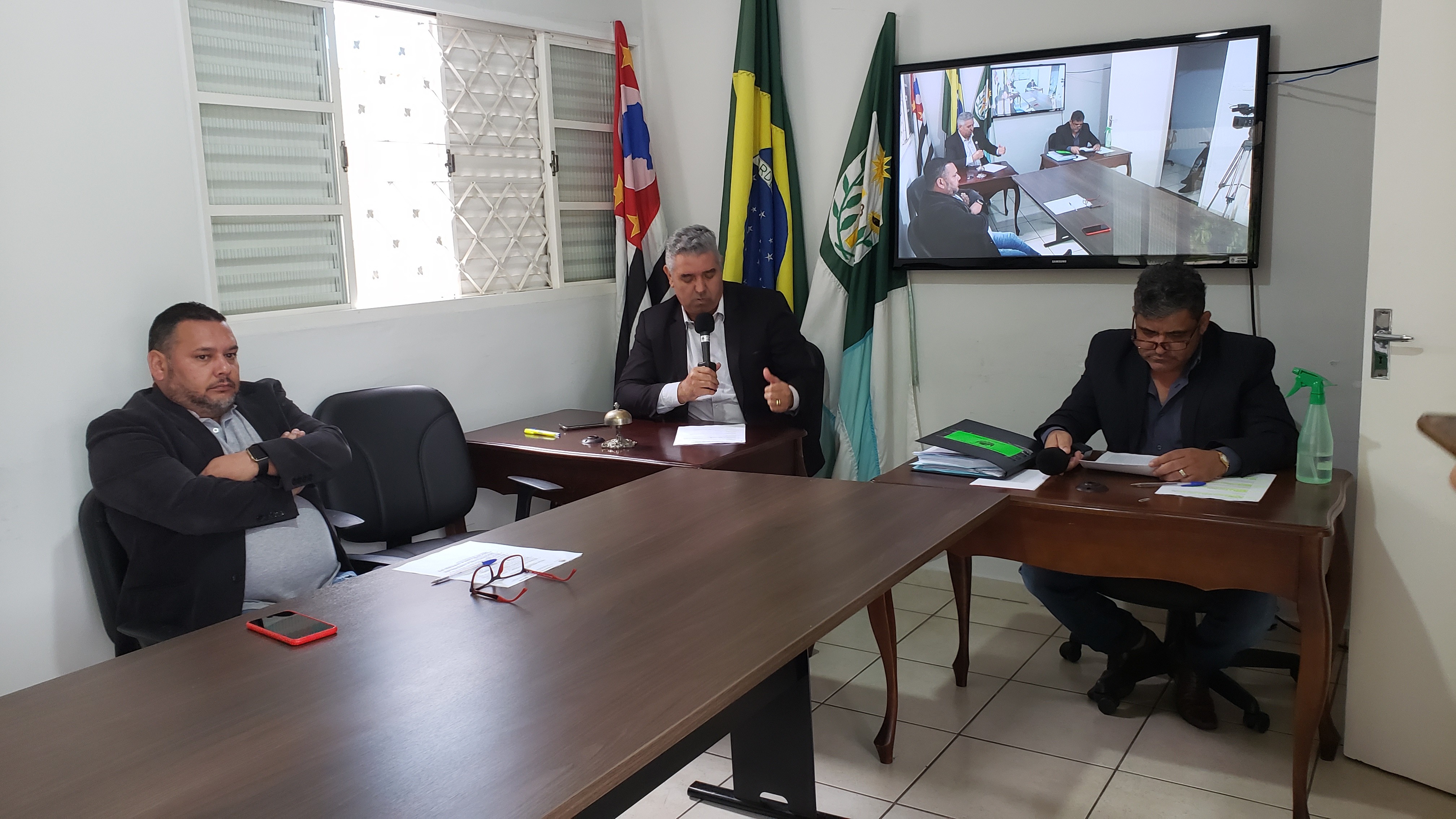 Vereadores revesaram presença na sala de reunião / CMM